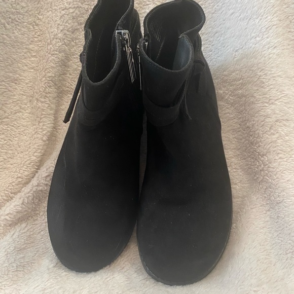 Mk boots in black has a couple scuff marks but cute boots - Picture 8 of 13